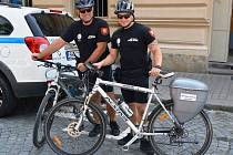 CYKLOHLÍDKA Městské policie v Jaroměři vyráží na kolech na obhlídky parků či cyklostezky i v tropických vedrech.