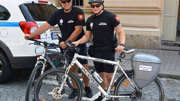 CYKLOHLÍDKA Městské policie v Jaroměři vyráží na kolech na obhlídky parků či cyklostezky i v tropických vedrech.