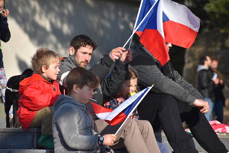 Na hronovském náměstí lidé protestovali proti vládním opatřením okolo koronavirové situace.  Hlavní slovo měl občanský aktivista David Tesař, který vybízel ke změně strachu a nepřátelství na prosperitu a radost. Výzvu k nasazení roušek takřka nikdo neresp