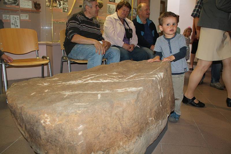 Představení posvátného kamene v muzeu. Foto: Deník/Jiří Řezník