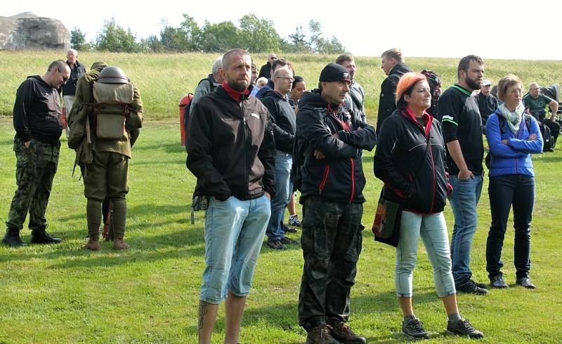 V sobotu 9. září se na Dobrošově vzpomínalo. Na všechny, kteří se na stavbě opevnění před osmdesáti lety podíleli.