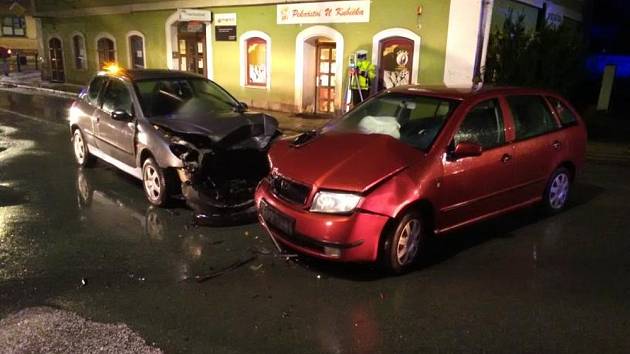 Na křižovatce v Hronově se srazila dvě auta.