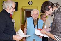 ANTONÍN JENKA, nejstarší muž náchodského domova důchodců, přišel i k mimořádným volbám.