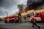 Rozsáhlý požár haly ve firmě Hauk v Polici nad Metují: škoda podle odhadů přesáhne 100 milionů korun.