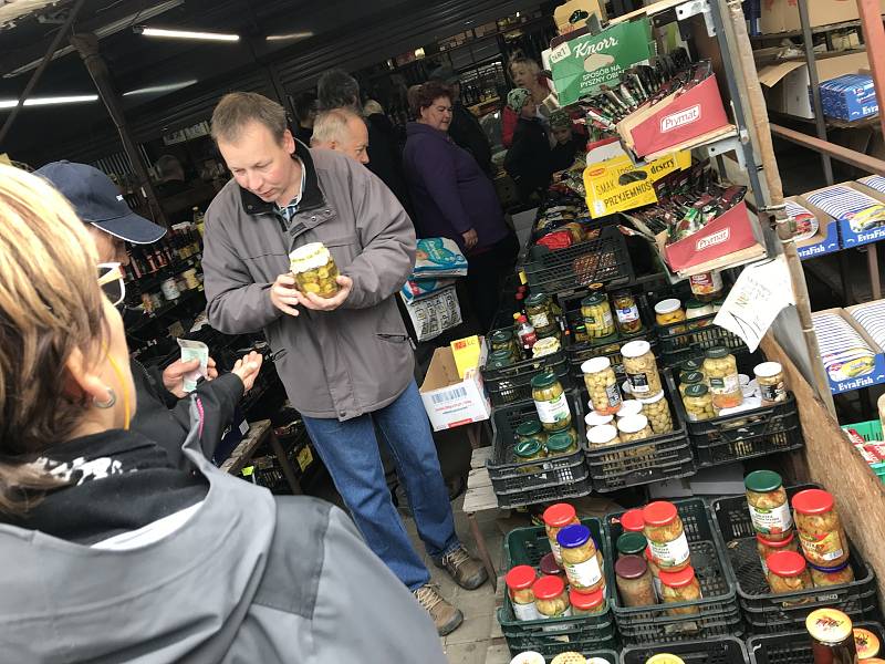 Svatý Václav zavřel obchody, Češi proto vyrazili na nákupy do Polska.