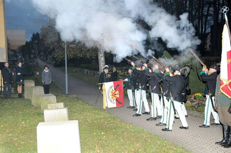 V Polici nad Metují uctili památku padlým představitelé města, příslušníci ostrostřelecké gardy a příznivci vojenské historie z TS20 Pláň.