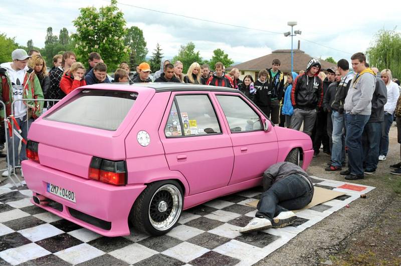 Tuning sraz u přehradní nádrže Rozkoš předvedl návštěvníkům nablýskaná vozidla různých značek i provedení. 