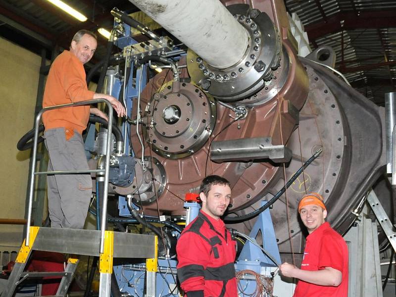 V HRONOVSKÉ strojírenské společnosti testovali obří převodovky pro větrné elektrárny pro čínského zákazníka. 