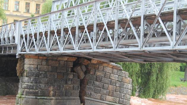 Mohutný nápor vodního živlu valícího se po Labi z Krkonoš nevydržel v noci na pondělí pilíř historického mostu mezi školou Na Ostrově a hlavním náměstím v Jaroměři.