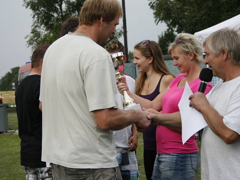 Členové dobrovolných hasičských sborů z celého regionu ukázali, jak mezi sebou zápasí. 