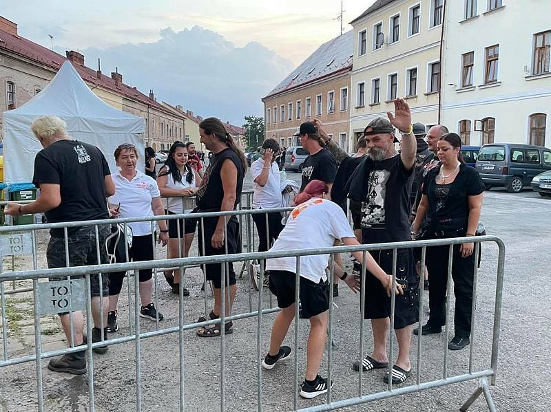 Pořadatelé už druhý rok po sobě museli sáhnout k "štíhlejší" variantě festivalu, což je vidět na návštěvnosti na první pohled nejen v samotném areálu, ale i v Josefově samotném.