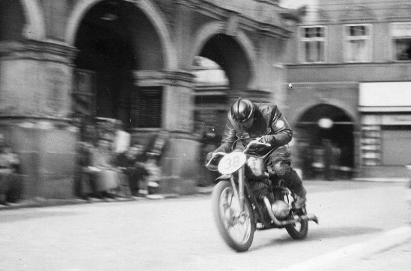 Fotodokumentace závodů pochází z archivu výjimečného a velice úspěšného regionálního jezdce Františka Kociána (1929 -1996)  z Bohdašína. Tomuto talentovanému a úspěšnému jezdci byl propůjčen legendární motocykl JAWA ESO, na kterém Franta několik sezon po 