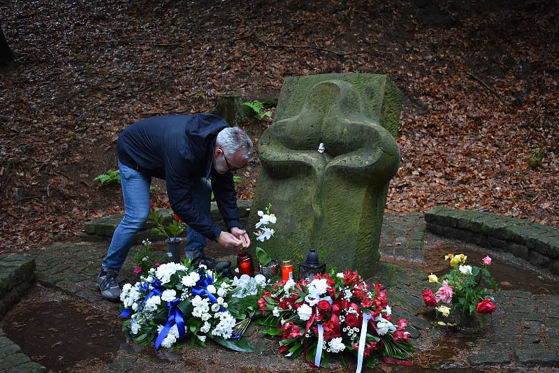 Tragédii na Bukové hoře připomíná památník odhalený a vysvěcený 15. září 2002. Tvoří ho tři samostatné části: stéla na místě zločinu, socha na kraji lesa a pěšina s 23 kameny za oběti, která spojuje obě místa a symbolizuje cestu od tragédie ke smíření.