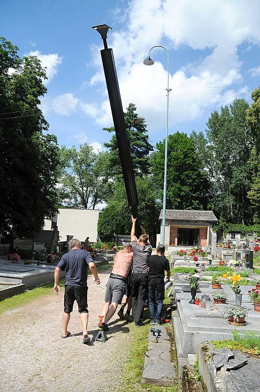 Městský hřbitov v Hronově dočkal investic a nového veřejného osvětlení.