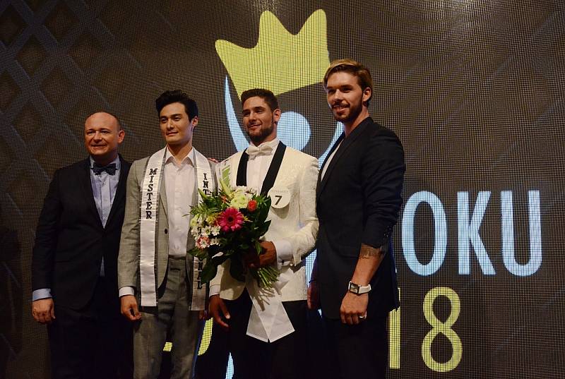 Zleva - prezident soutěže Muž roku David Novotný, úřadující nejkrásnější muž světa Mister International Seung Hwan Lee z Koreje, nově zvolený Muž roku Jiří Kmoníček a loňský vítěz Matyáš Hložek.