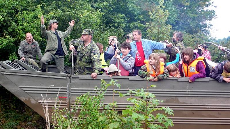 Předváděcí akci plovoucí těžké military techniky a vojenských vozidel si v sobotu na břehu Rozkoše nenechali ujít nadšenci pro vše vojenské. 