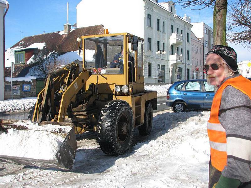 Kalamitní stav byl vyhlášen v Novém Městě nad Metují, Náchodě a Jaroměři. Fotografie z odklízení sněhu v Novém Městě nad Metují.