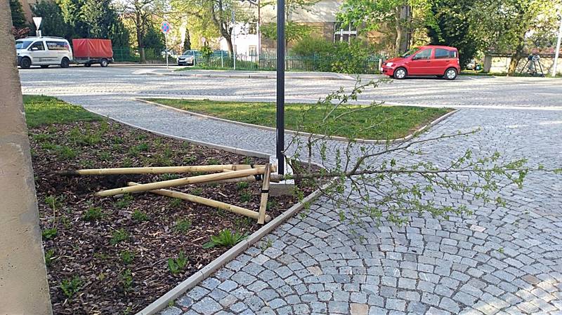 Vandalové ničí sportoviště a zaplavují je odpadky a střepy.