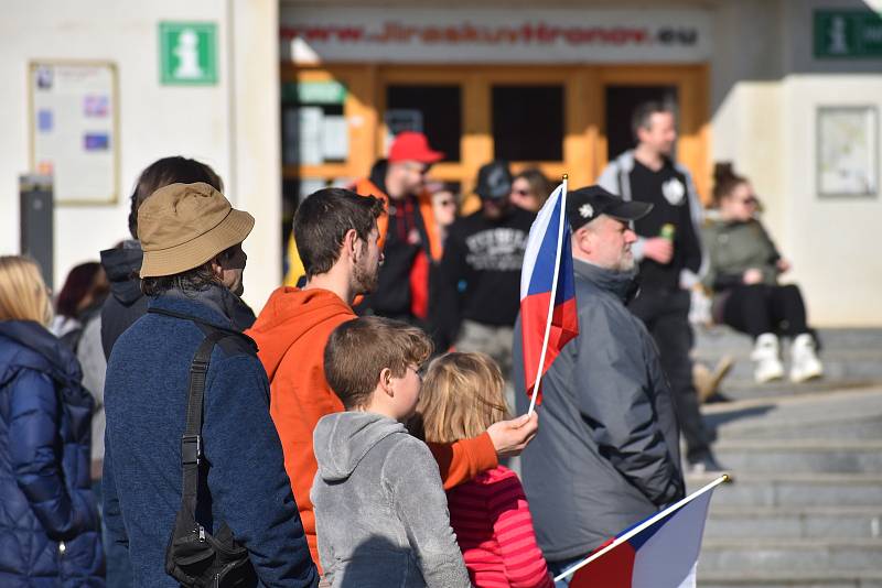 Na hronovském náměstí lidé protestovali proti vládním opatřením okolo koronavirové situace.  Hlavní slovo měl občanský aktivista David Tesař, který vybízel ke změně strachu a nepřátelství na prosperitu a radost. Výzvu k nasazení roušek takřka nikdo neresp