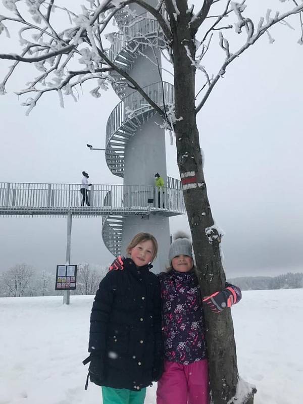 Krásné fotografie z víkendových zimních radovánek poslala do redakce Karolína Žďárská z Náchoda. S rodinou a kamarády si užívali sněhu nejen při bobování, ale i během výletu na rozhlednu na vrchu Šibeniku u Nového Hrádku.