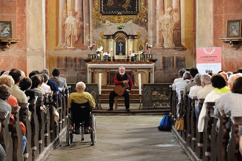 Festival Za poklady Broumovska začal minulou sobotu v zaplněném kostele sv. Anny ve Vižňově, kde si posluchači vyslechli recitál kytaristy Štěpána Raka.