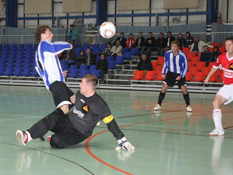 Brankář Ondřej Čejchan nastartoval svůj tým chycenou penaltou za nerozhodného stavu 3:3. 