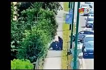 Podnapilý muž v Jaroměři vbíhal před auta, ve strkačce s policisty neměl šanci