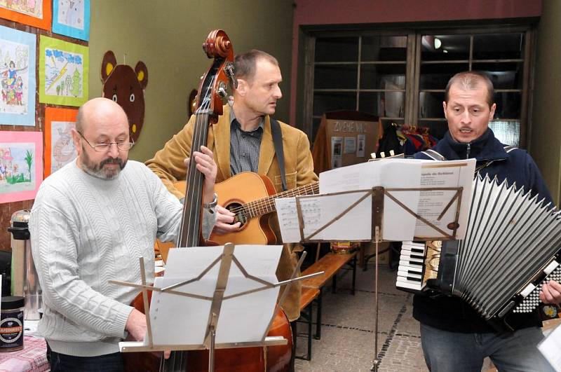 Česko zpívá koledy 2014 - foyer Městské knihovny v Náchodě.