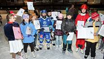Pro žáky Základní školy z Velkého Poříčí byl poslední den prvního pololetí už tradičně zakončen na ledě hronovského zimního stadionu. 
