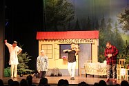 Malou přehlídku amatérského divadla zahájí v divadle na nádraží představením známé hry Hospoda Na mýtince v podání divadelního souboru Jirásek z Nového Bydžova.