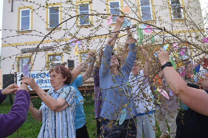 Hejtmánkovické Hejtmanky vyrábějí srdíčka na Srdíčkovník. Ten stojí před obecní hospodou a v jeho větvích se ve větru třepotají desítky srdíček různých barev a velikostí.