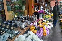 Obchodníkům s květinami a dušičkovým zbožím vrcholí žně. Obzvláště v katolickém Polsku, kde je první listopadový den státním svátkem.