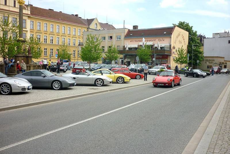 TŘI DESÍTKY automobilů Porsche brázdily o víkendu náchodským regionem. Zastavily se i na hronovském náměstí.