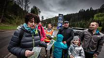 Adršpach zažívá nájezdy zejména polských turistů, stovky aut míří do skalního města. Dopravu musí řídit jak policie, tak dobrovolní hasiči.