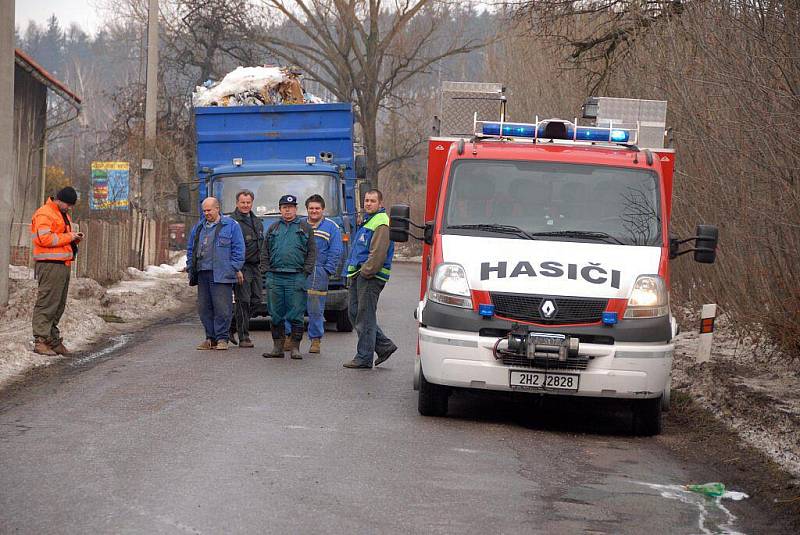 Kamion zapadl do škarpy na silnici mezi Vrchovinami a Šonovem- Provodovem.