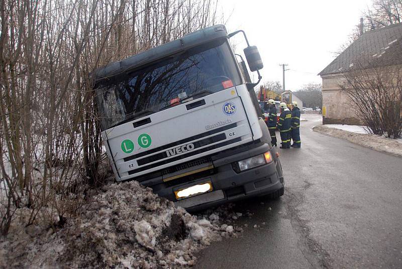 Kamion zapadl do škarpy na silnici mezi Vrchovinami a Šonovem- Provodovem.