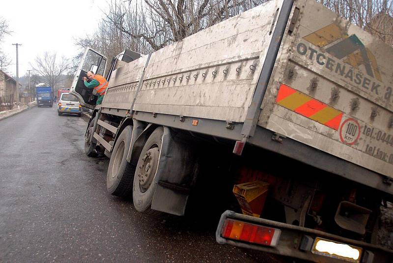 Kamion zapadl do škarpy na silnici mezi Vrchovinami a Šonovem- Provodovem.