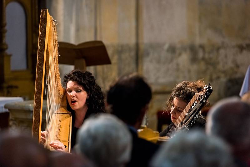 Italská loutnistka Ilaria Fantin a pražská harfenistka Kateřina Ghannudi vystoupily s originálním repertoárem staré hudby z oblasti Středozemního moře. Lidové melodie a písně zněly teplickým kostelem a k velkému závěrečnému potlesku přiměly téměř 374 návš