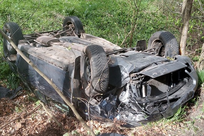 Nehoda osobního auta s nákladním uzavřela úsek mezi Velkým a Horním Dřevíčem.