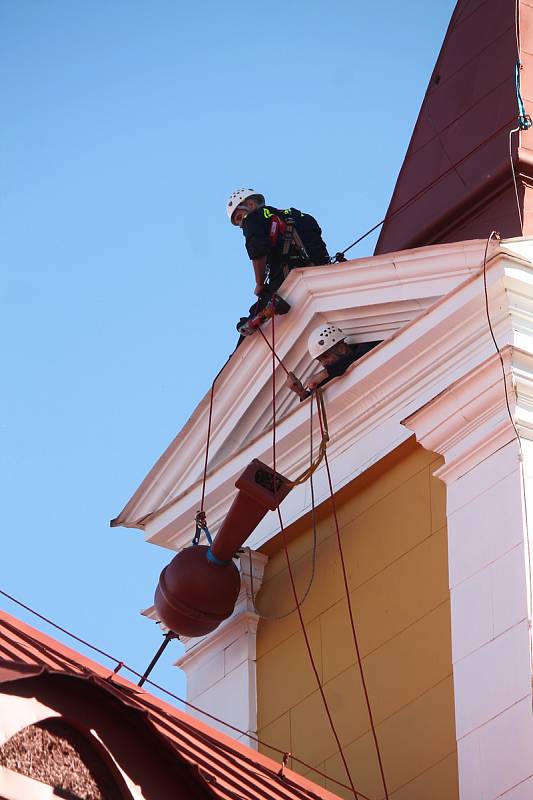 Silný vítr dnes před polednem připravil o makovici věž Staré radnice na broumovském náměstí.