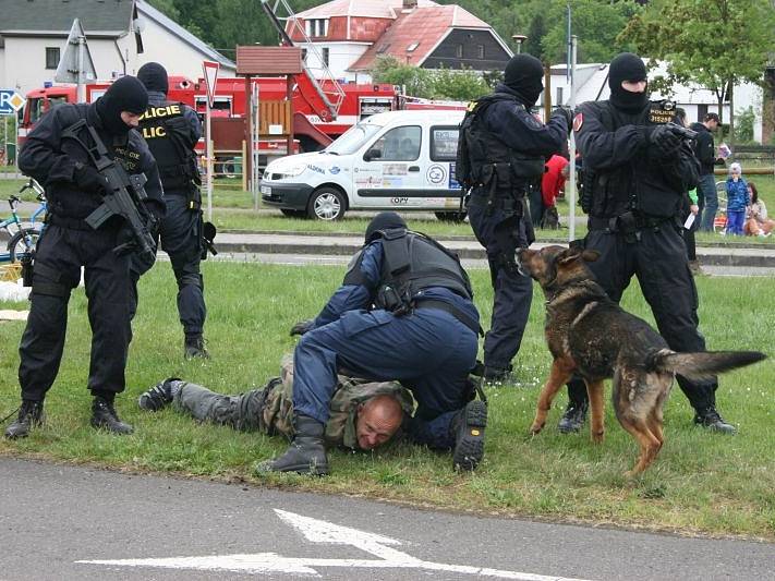 DEN S POLICIÍ připravil nejen ukázku techniky a vybavení všech záchranných složek, ale také řadu soutěží pro děti. 