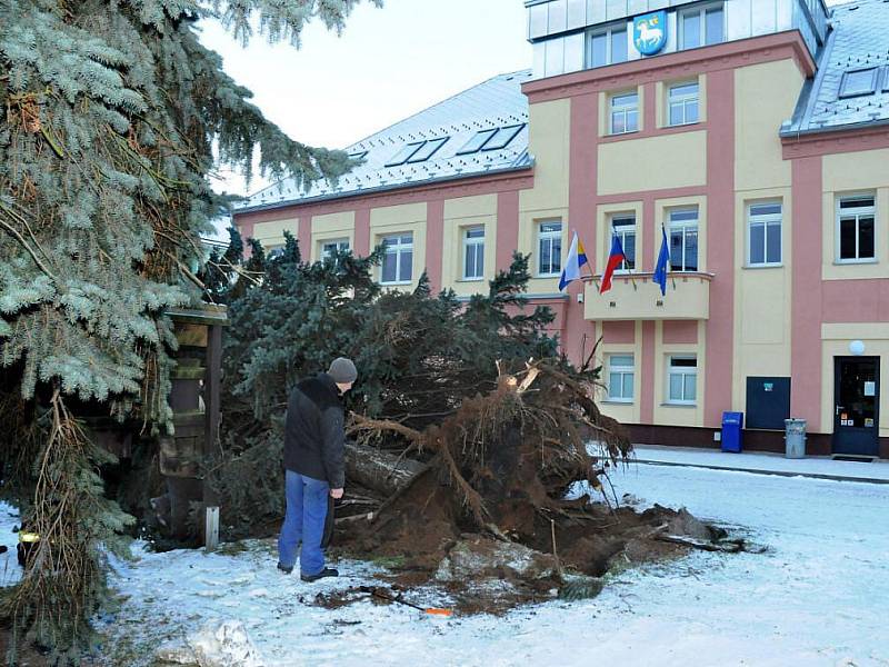 Kácení starých, přerostlých a nebezpečných stromú na náměstí ve Velkém Poříčí.