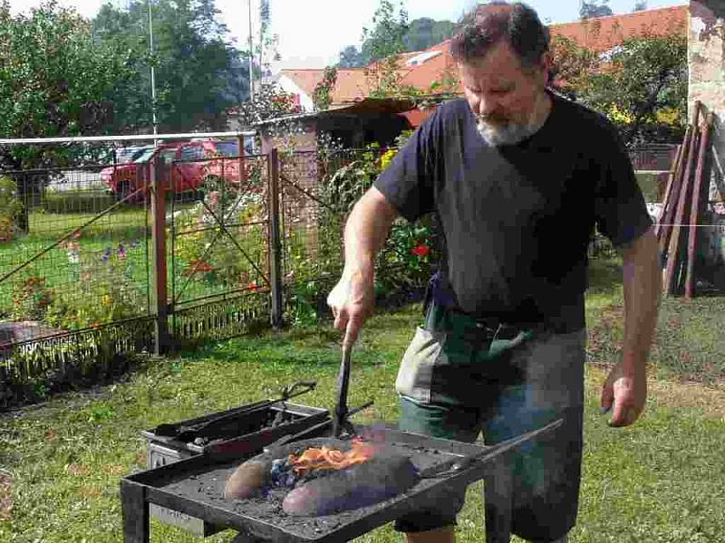 V Drašnarově kovárně předváděl kovář zájemcům kování drobných předmětů.