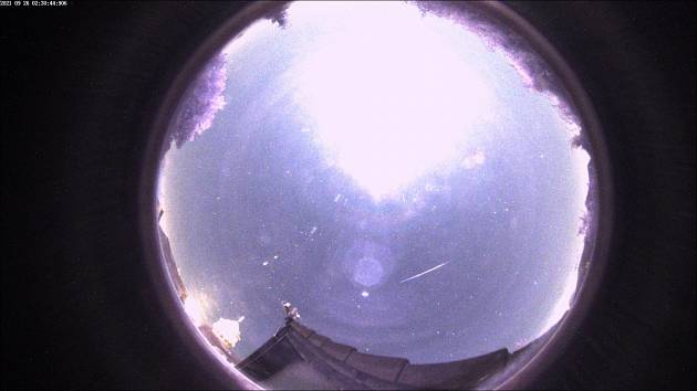  Kamera zachytila jasný meteor.