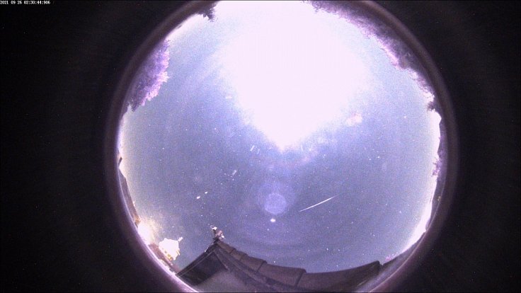  Kamera zachytila jasný meteor.