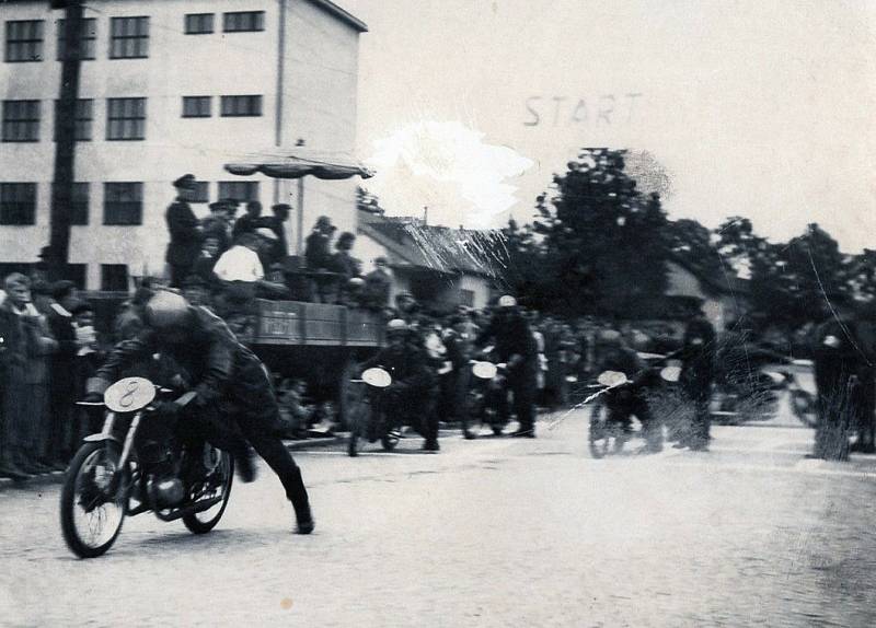 Fotodokumentace závodů pochází z archivu výjimečného a velice úspěšného regionálního jezdce Františka Kociána (1929 -1996)  z Bohdašína. Tomuto talentovanému a úspěšnému jezdci byl propůjčen legendární motocykl JAWA ESO, na kterém Franta několik sezon po 