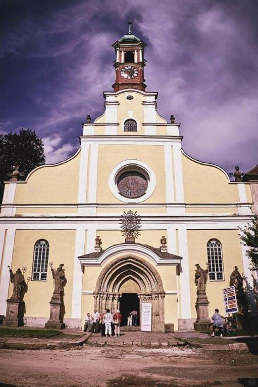 Hudebníci Matouš Pěruška a Václav Mácha vystoupili v sobotu 29. července na pátém koncertu festivalu Za poklady Broumovska, který rozezněl kostel Nanebevzetí Panny Marie v Polici nad Metují.