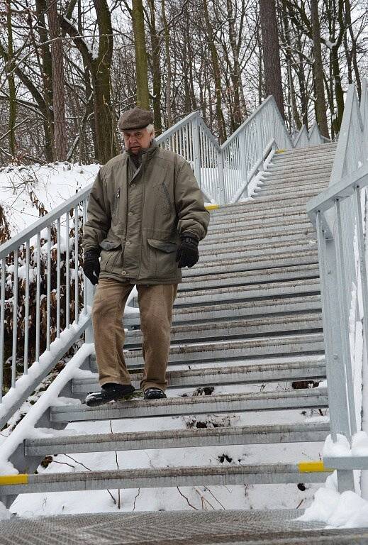 Nové schodiště vede od sídliště u nemocnice k zimnímu stadionu. 