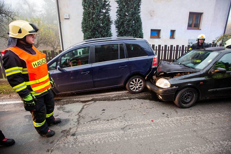 Dopravní nehoda dvou osobních automobilů v Náchodě - Bražci.