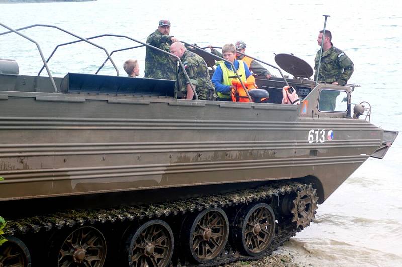 Předváděcí akci plovoucí těžké military techniky a vojenských vozidel si v sobotu na břehu Rozkoše nenechali ujít nadšenci pro vše vojenské. 